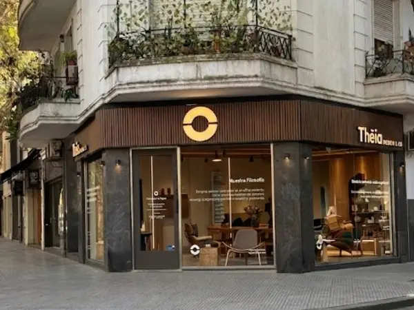 Local en esquina con doble frente y vitrinas sobre Av. del Libertador — foto 1