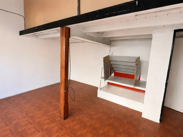Local a la calle de 35 m² con entrepiso y baño, frente de 4,7 m sobre avenida — foto 1
