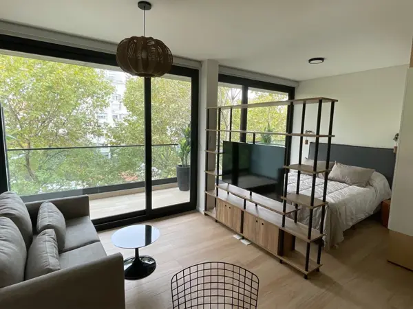 Monoambiente amoblado de 37 m² con balcón al frente, todo incluido — foto 1